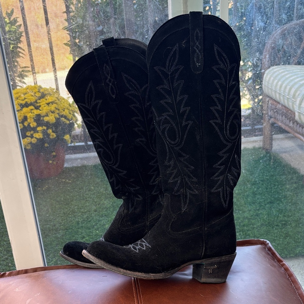 Chic Black Embroidered Heeled Boots - Picture 4 of 5